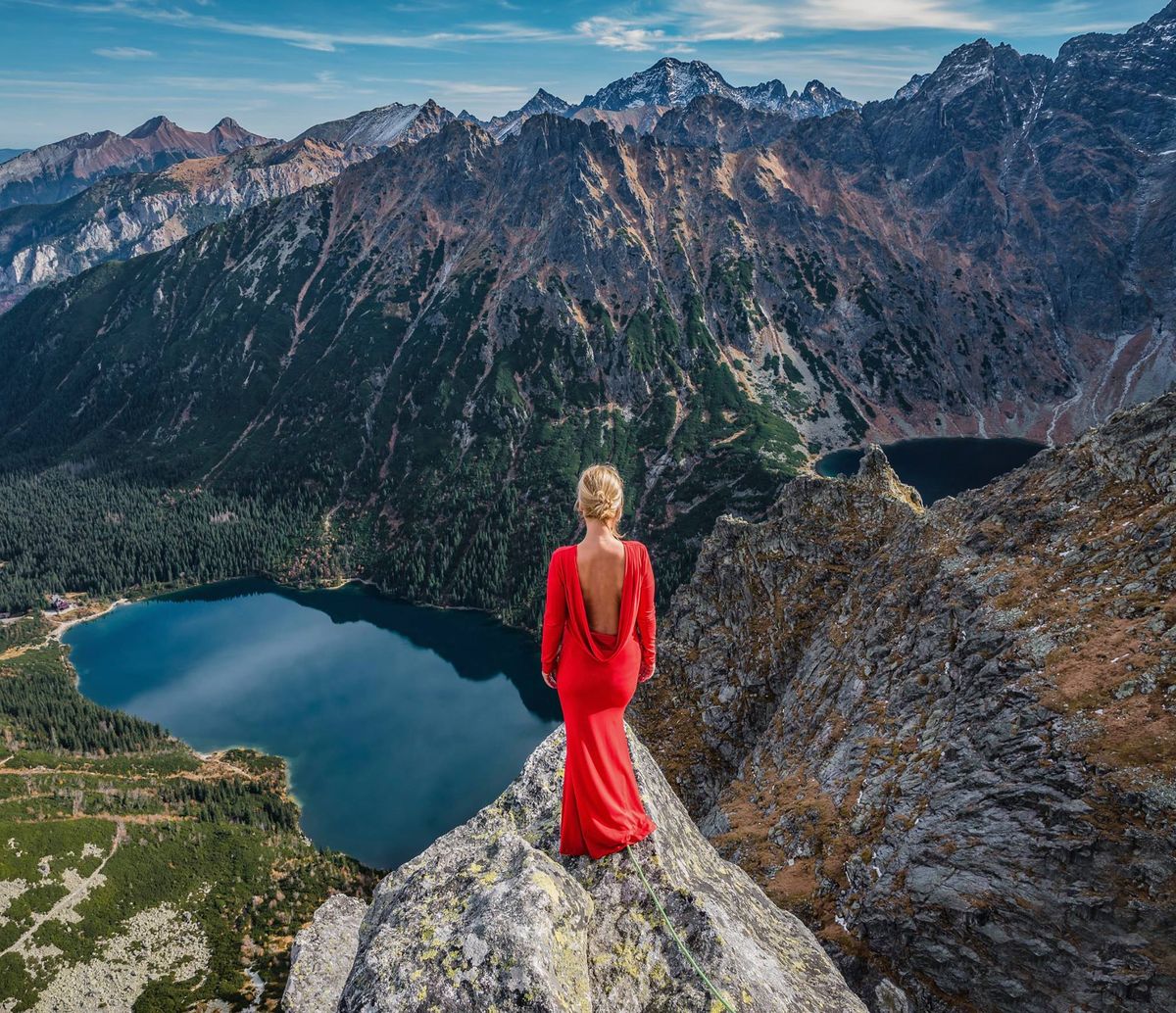 Kobieta w czerwieni zachwyca w Tatrach. Te zdjęcia wyglądają nierealnie