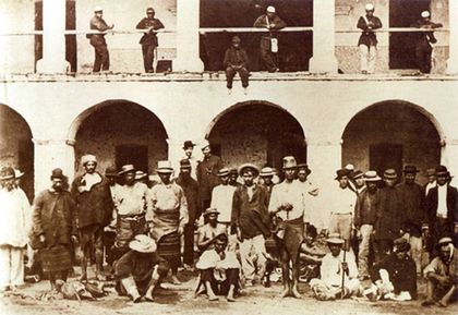 Paragwajscy jeńcy w otoczeniu brazylijskich żołnierzy ok. 1865 r. 