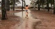 Z nieba w końcu spadł deszcz. Australijczycy dawno się tak nie cieszyli