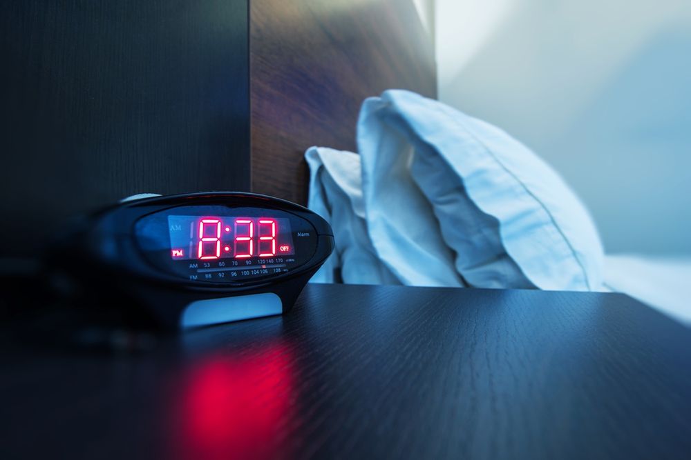 Uwagę turysty zwrócił elektroniczny budzik na stoliku nocnym, który miał niewielki otwór obok wyświetlacza (zdjęcie podglądowe)