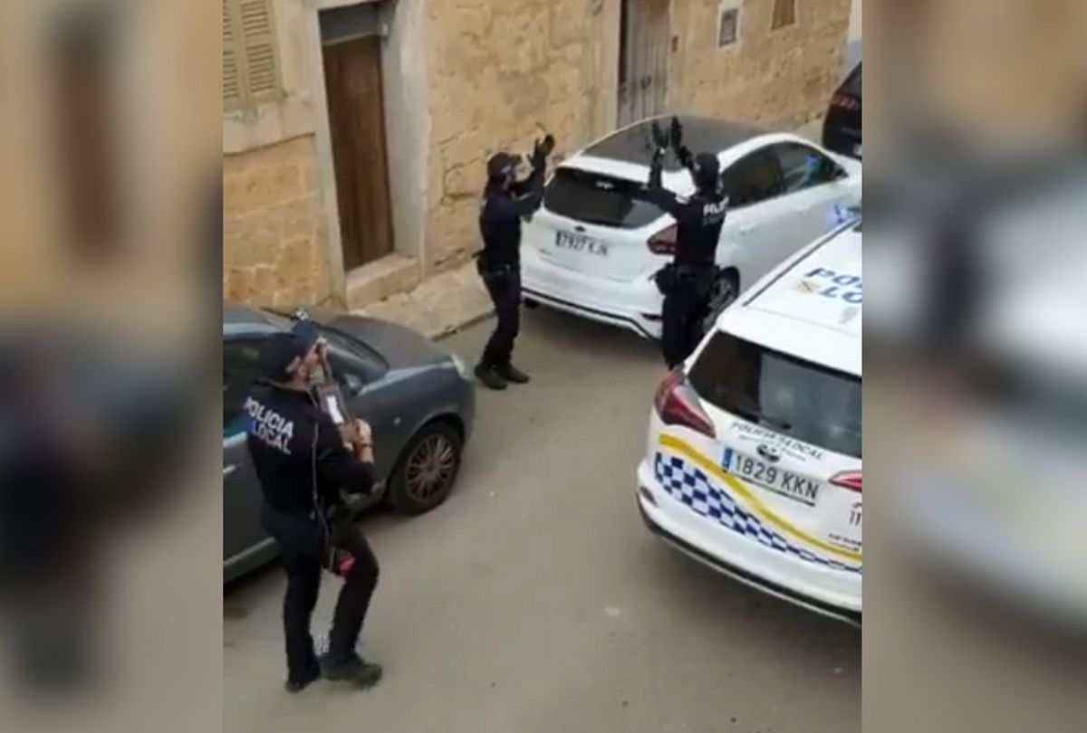Majorka. Policjanci tańczą i śpiewają, aby umilić mieszkańcom czas w trudnych chwilach