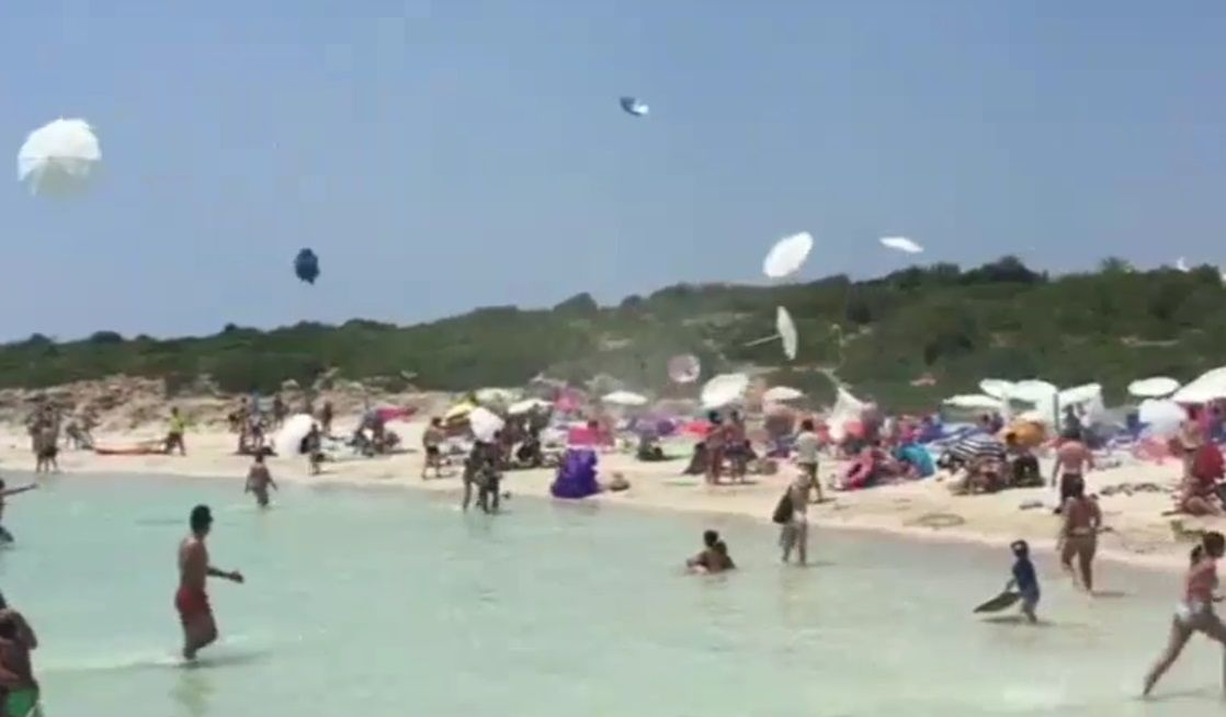 "Parasolnado" na plaży u wybrzeży Minorki. Turyści uciekali w popłochu