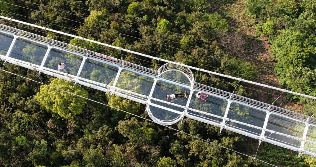 Najdłuższy szklany most na świecie. Pobito kolejny rekord