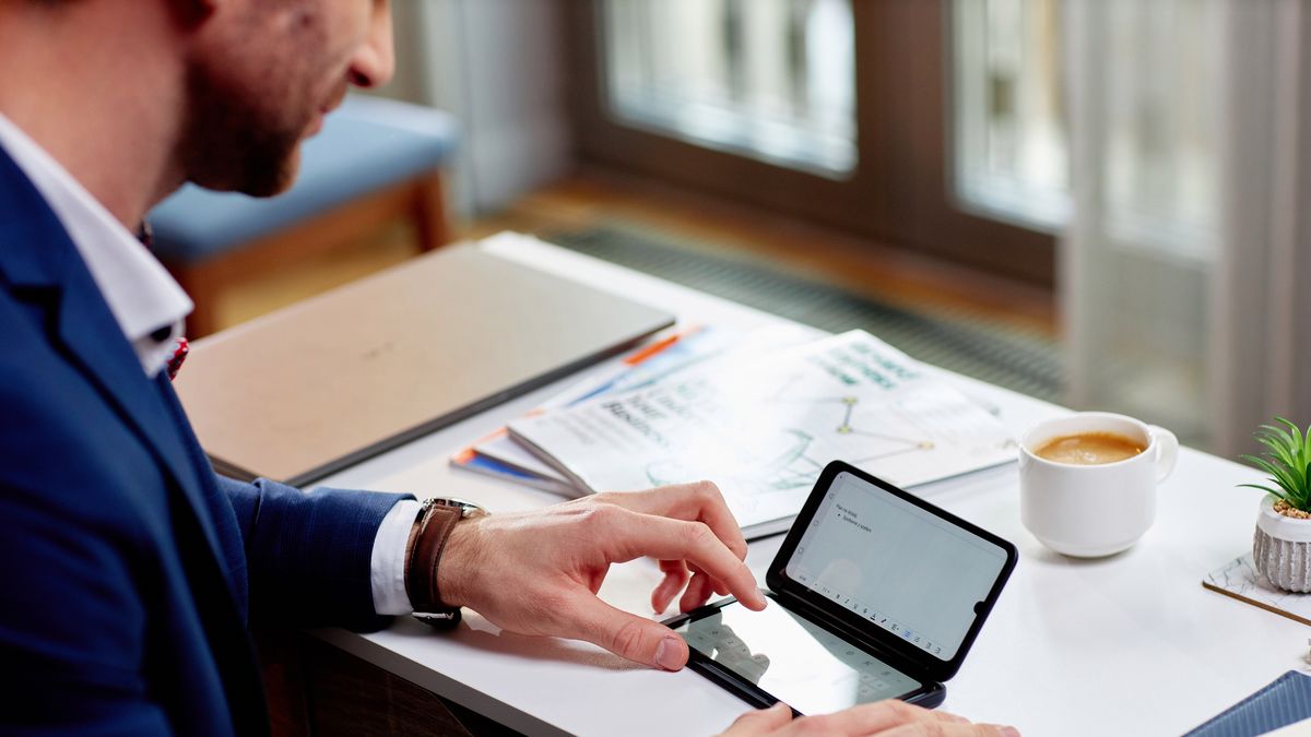 Dzięki dwóm ekranom możesz też usprawnić komunikację pomiędzy aplikacjami.