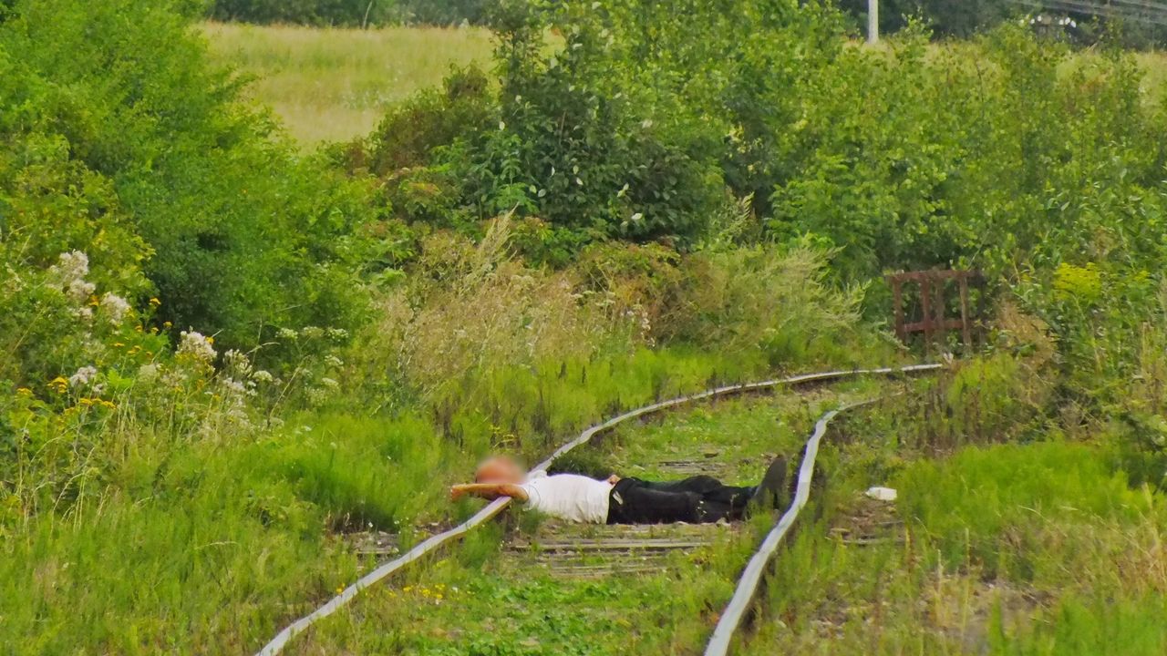 Zasnął na torach. Chwilę później jechał tamtędy pociąg