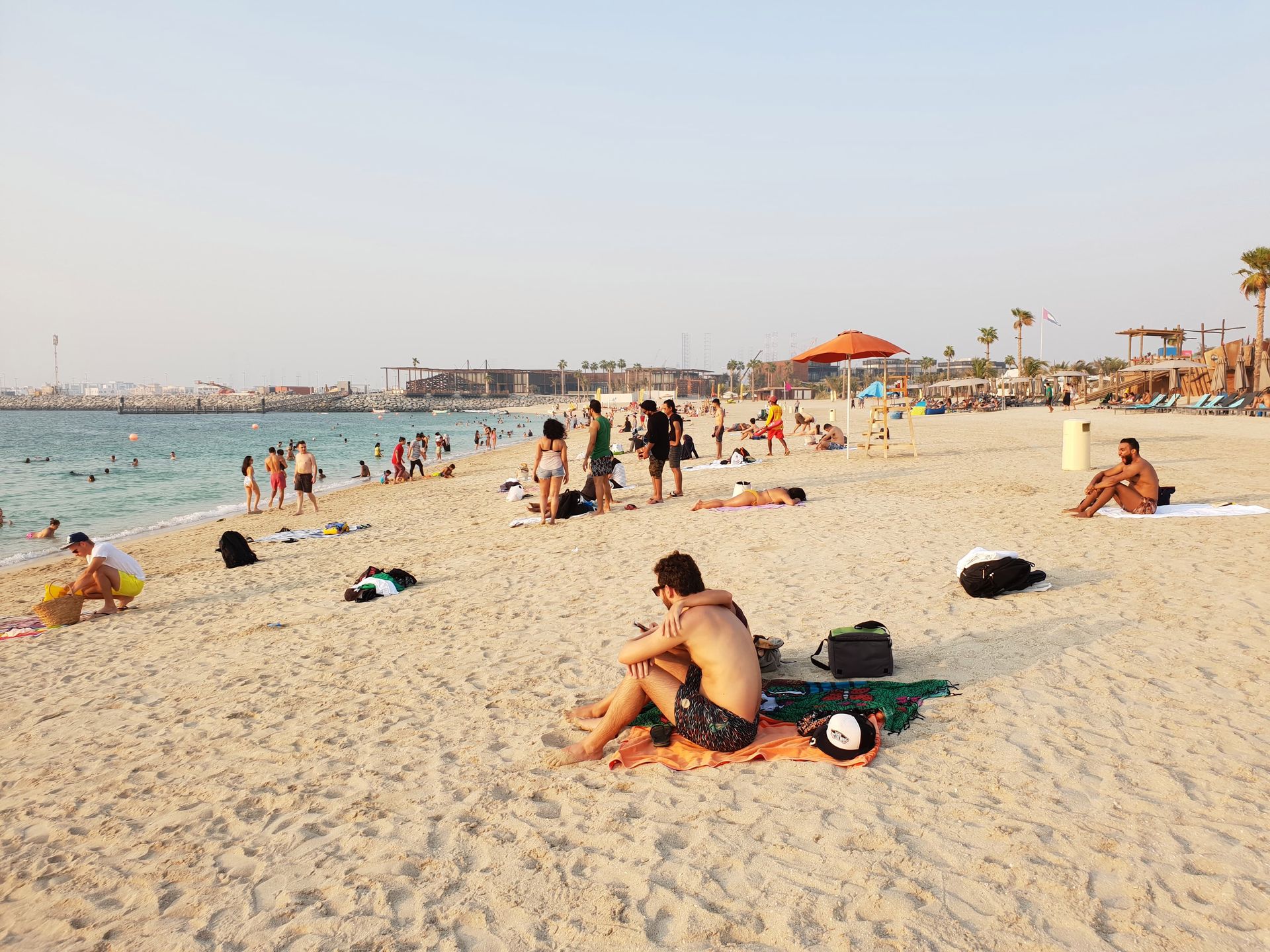 Plaża La Mer została utworzona na częściowo zrekultywowanych gruntach w modnej, nadmorskiej dzielnicy Jumeirah w Dubaju. Na odwiedzających czeka tu mnóstwo atrakcji