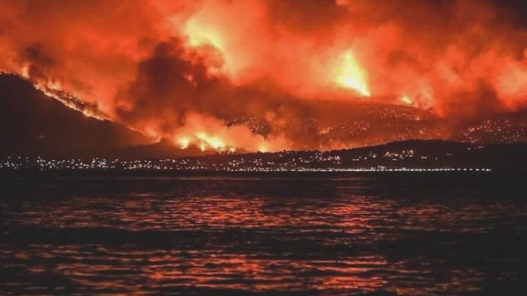 "Gdy dotarliśmy na miejsce, ogień szalał i trawił kurort. Ludzie uciekali w popłochu, a tych co utknęli na plaży, ewakuowano łodziami" - mówi pani Sylwia, mieszkanka Pireusu.