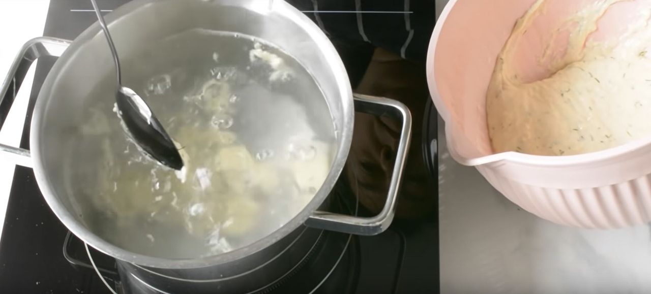 Wykładanie ciasta łyżką na wrzątek - Pyszności; Foto kadr z materiału na kanale YouTube Kuchnia Doroty