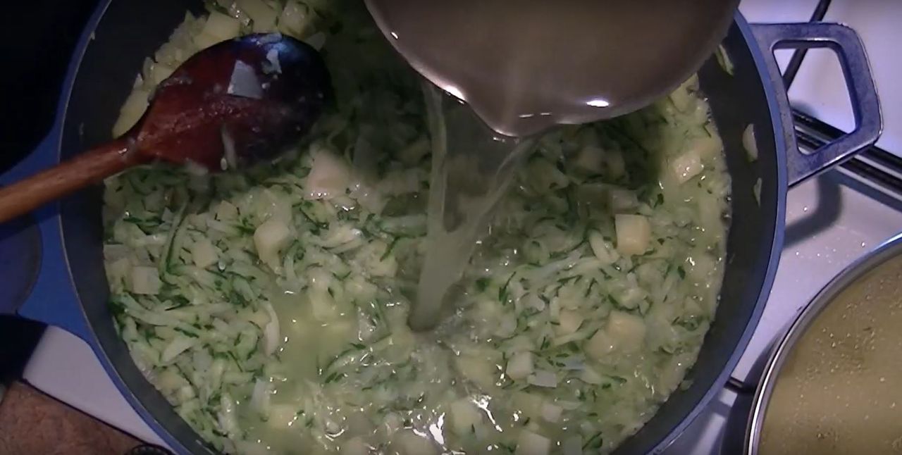 Przygotowanie zupy ze świeżych ogórków - Pyszności; Foto kadr z materiału na kanale YouTube MagdalenkoweFrykasy