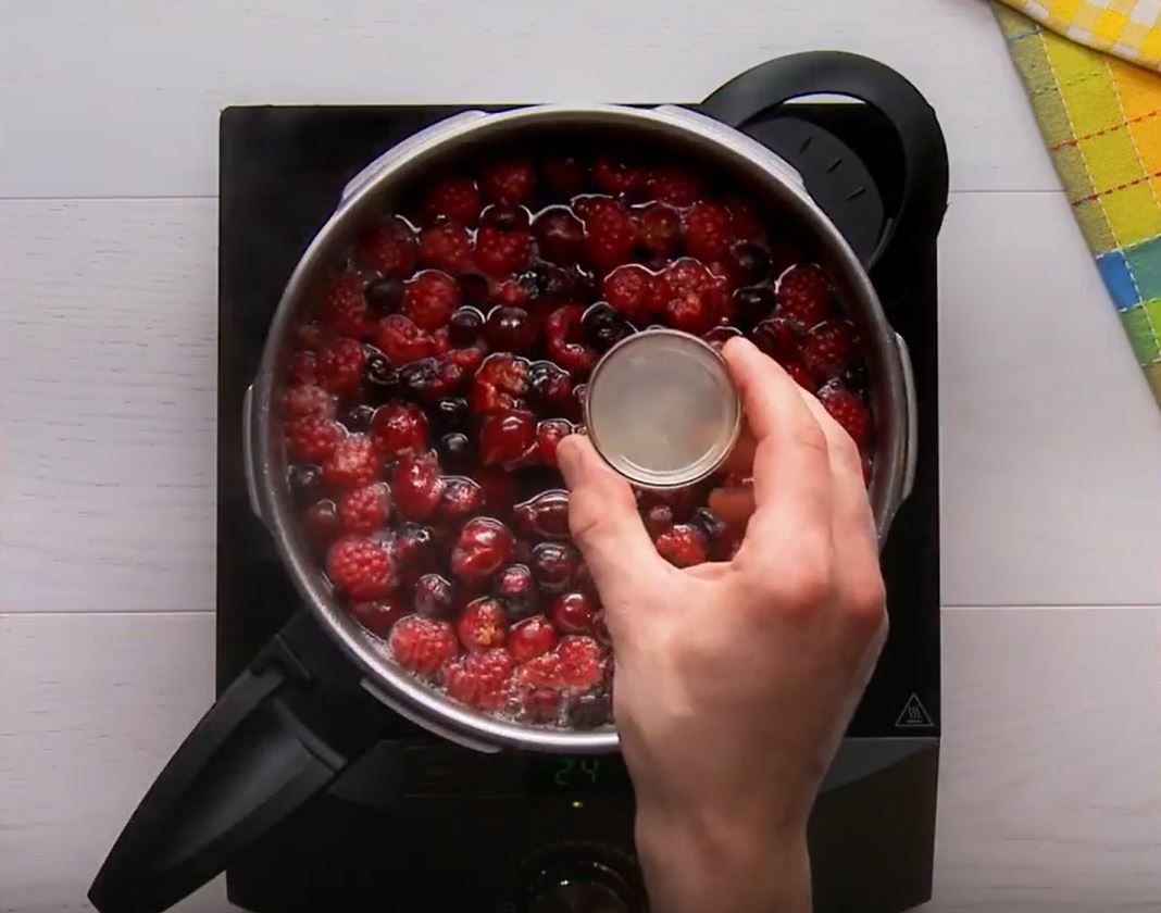 Gotowanie zupy owocowej - Pyszności; Foto kadr z materiału na kanale YouTube KUCHNIA PEŁNA SMAKU