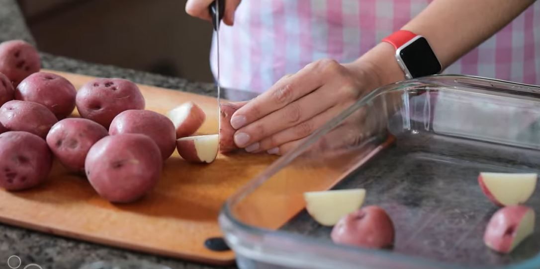 Przygotowanie ziemniaków - Pyszności; Foto: kadr z materiału na kanale YouTube Feelgoodfoodie