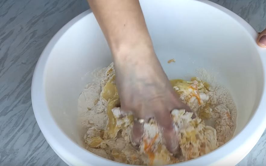 Masa na kotlety - Pyszności; Foto: kadr z materiału na kanale YouTube Kulinarne przygody