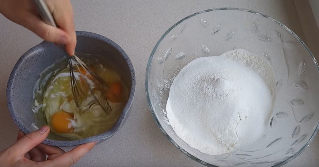 Przygotowanie ciasta kubeczkowego - Pyszności; Foto: kadr z materiału na kanale YouTube Kulinarne przygody