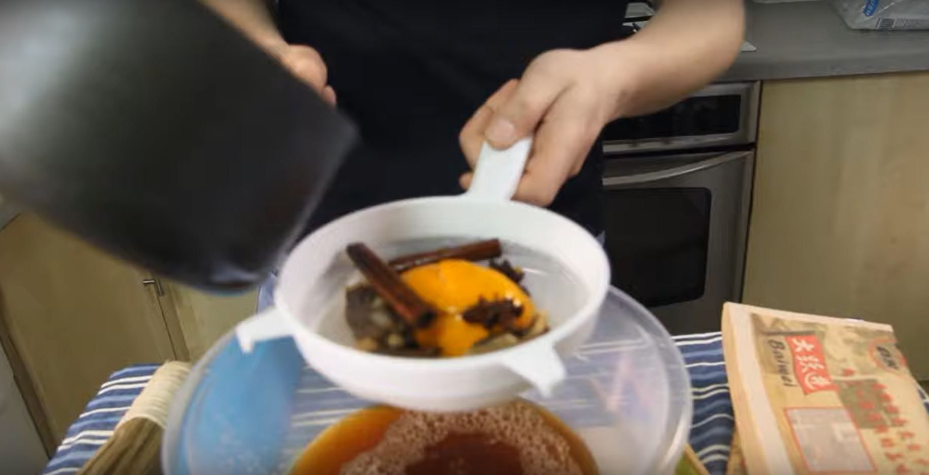 Przygotowanie tajskiej herbaty - Pyszności; Foto kadr z materiału na kanale YouTube Kocham Gotować