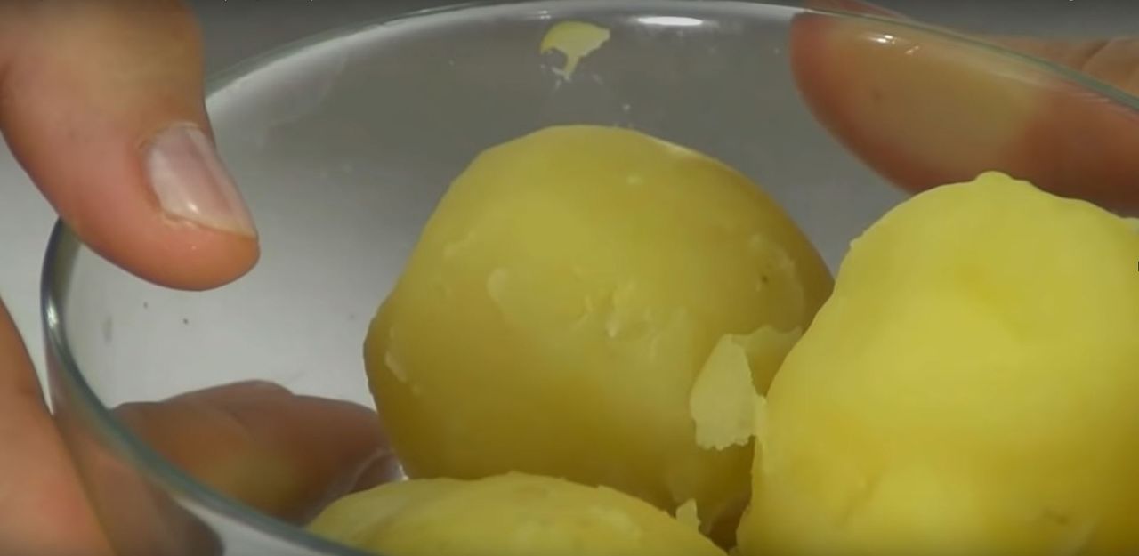 Ziemniaki majonez - Pyszności; Foto kadr z materiału na kanale YouTube Fundacja Źródło Życia