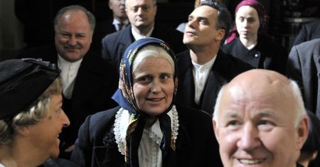 Stulecie Winnych. Kinga Preis z siwymi włosami i w chuście. Wygląda jak staruszka