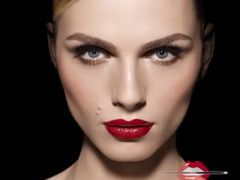 Andreja Pejic w kampanii kosmetyków Make Up Forever