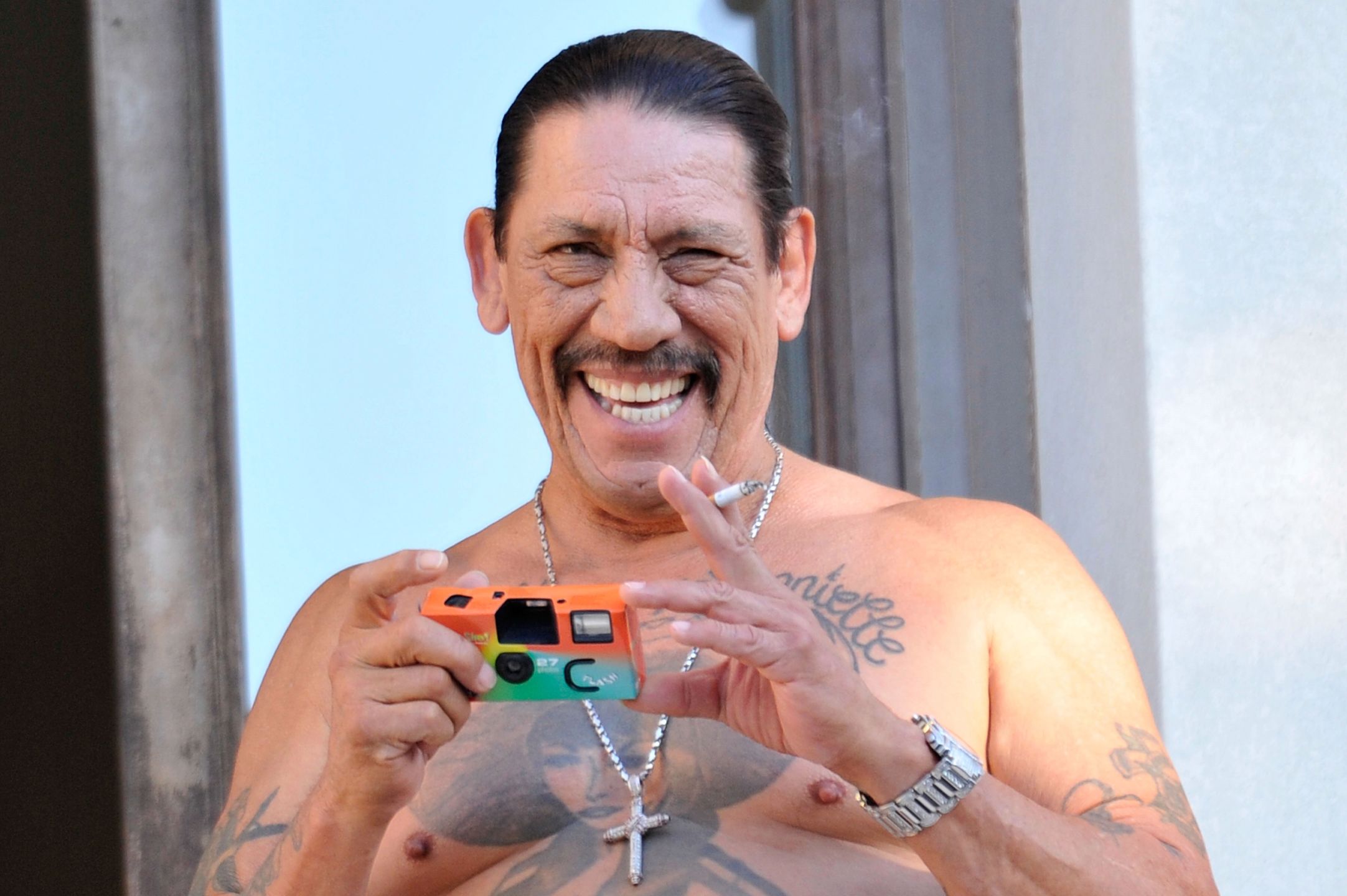 Danny Trejo jest prowadzącym serialu dokumentalnego "Danny Trejo testuje broń" w Telewizji WP