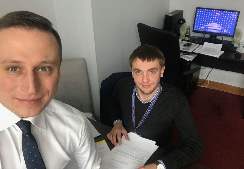 Skąd poseł Brejza wyciąga te wszystkie afery na PiS? Śledczą robotę odwala student