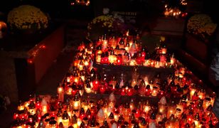 Syn Edwarda Gierka wzruszony. Grób jego rodziców tonął w kwiatach i zniczach