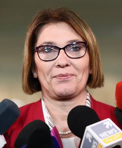 Beata Mazurek kręci głową na opozycję. "PO nadal nie odrobiła pracy domowej"