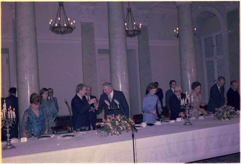 Część skarbów przywłaszczył sobie Edward Gierek z małżonką. Zdjęcie poglądowe: Wizyta amerykańskiej pary prezydenckiej w Warszawie (grudzień 1977)