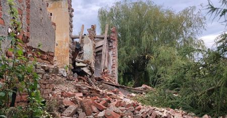 Ukradli cegły z dworku w Jarnołtowie. Złodzieje załatali nimi dziury w drodze