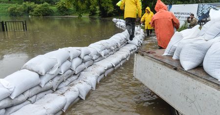 Zerwany most i podtopienia na Pomorzu. MON wysłało wojsko