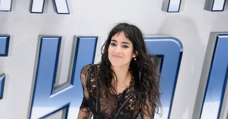 Sofia Boutella zachwyciła na premierze! Odważna kreacja robi wrażenie.