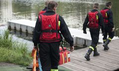 Traktor do góry kołami w stawie. Płetwonurkowie wyłowili ciało