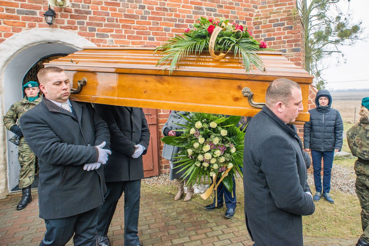 Pogrzeb najstarszego Polaka, w trumnie było inne ciało. Policja sprawdza, czy doszło do znieważenia zwłok