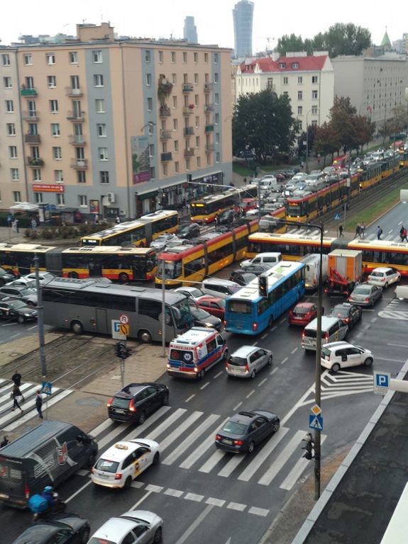 Paraliż na skrzyżowaniu w Warszawie. "Drogowy Tetris"