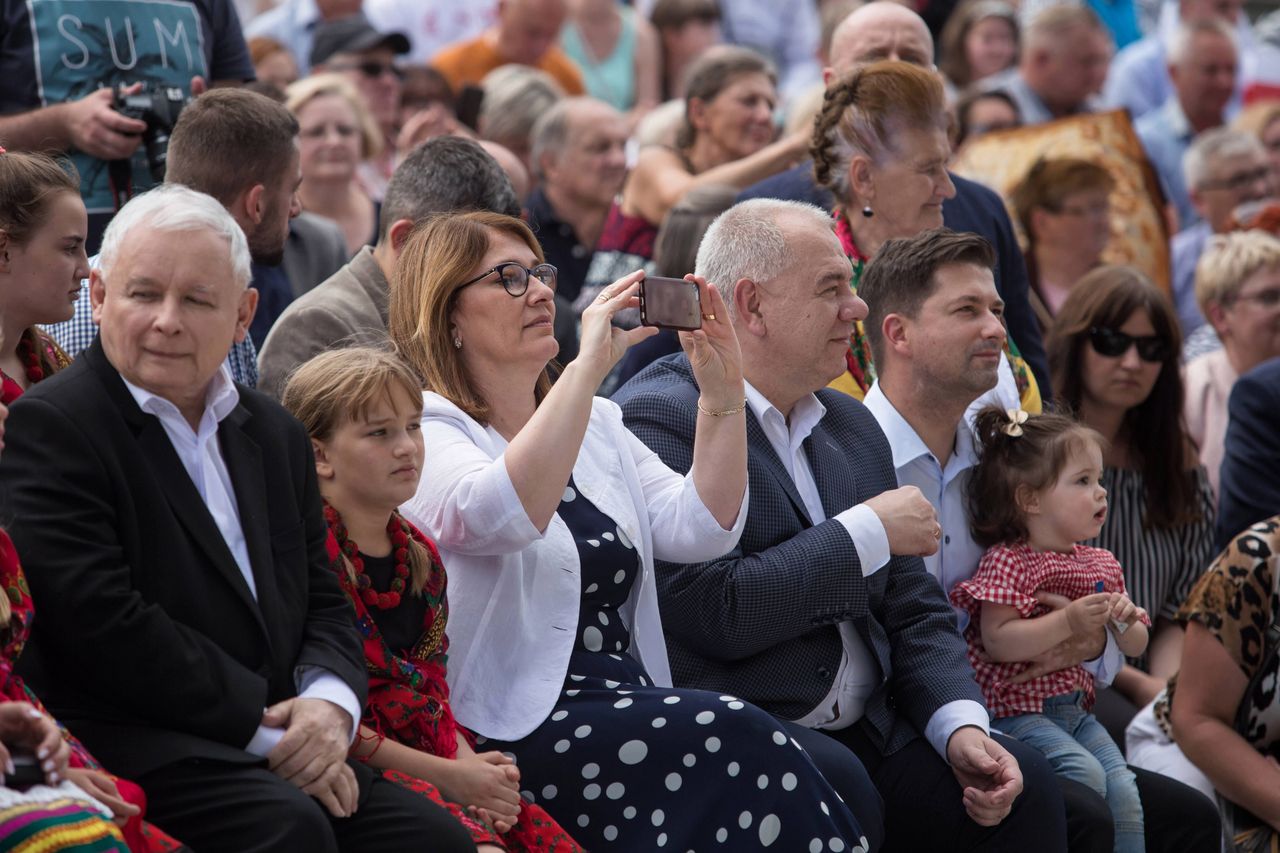 Koronawirus w Polsce. Beata Mazurek komentuje sondaż prezydencki. Aleksandra Dulkiewicz krytykuje wpis europosłanki PiS