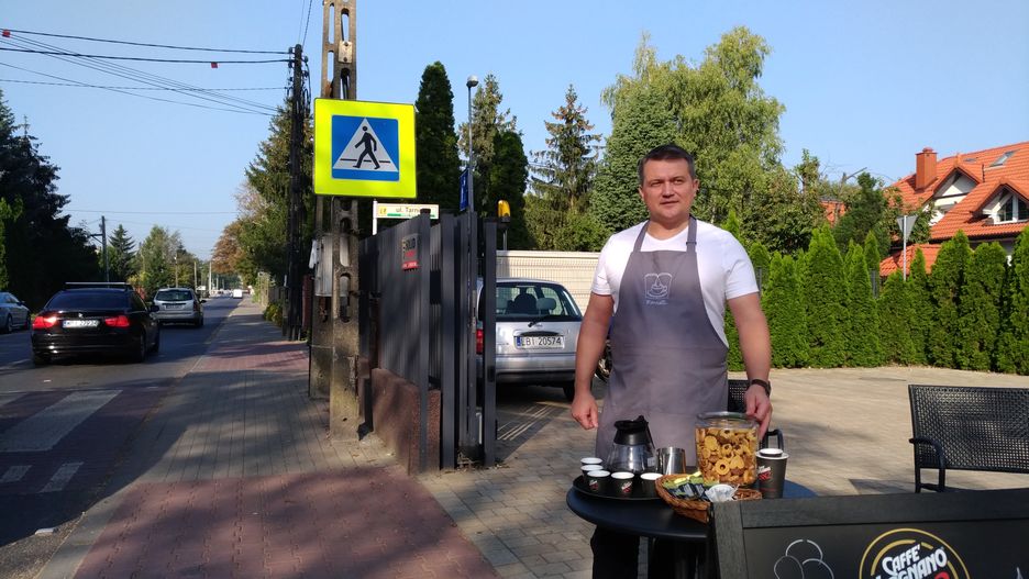 Pan Arek rozdaje przechodniom w Piasecznie kawę i ciastka własnego wypieku