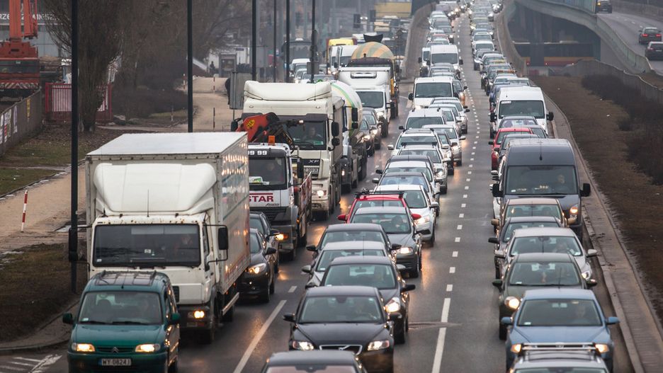 Korki przy wyjeździe z Wrocławia poważnie utrudniają świąteczne plany kierowcom.