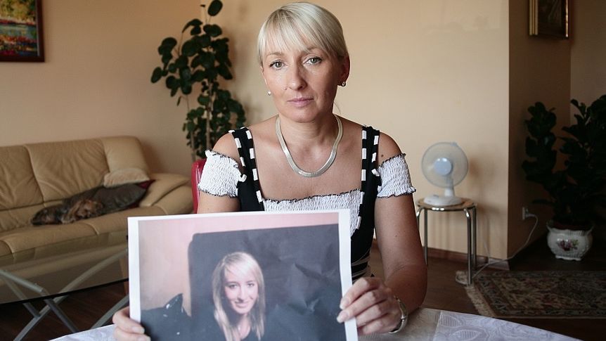 Mama Iwony Wieczorek pokazuje zdjęcie córki.
