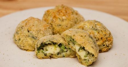 Cukinia z mozzarellą w formie pieczonych kulek. Chrupiąca przekąska na każdą okazję