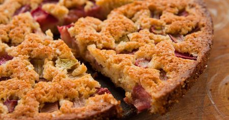 Ciasto drożdżowe z rabarbarem - przepis. Jak je upiec?