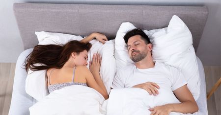Nie możesz wyspać się z partnerem w jednym łóżku? Ten trik odmieni Twoje życie!