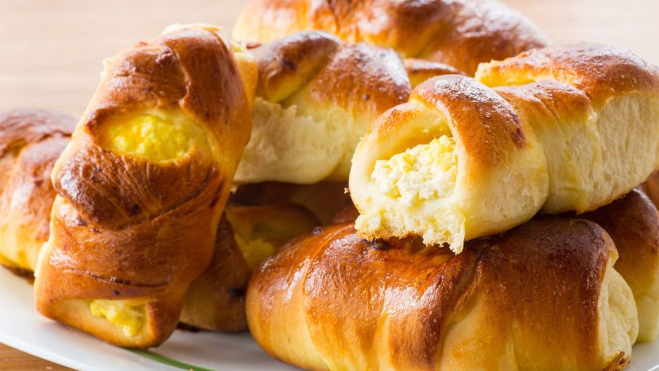 Domowe drożdżówki smakują o niebo lepiej niż te z cukierni. Ich przygotowanie wcale nie jest takie trudne, a smak wynagrodzi czas i trud, który włożysz w ich przygotowanie.