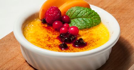Francuski deser na letnie upały. Crème brûlée z bazylii