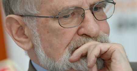 IPN cenzuruje tablicę ku czci Bronisława Geremka. Nie chce określeń "Europejczyk" oraz "współtwórca demokratycznej Polski"