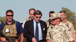 Amerykański administrator Iraku Paul Bremer rozmawia z generałem Mieczysławem Bieńkiem