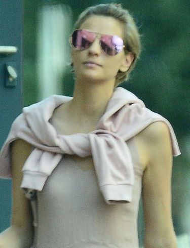 Renata Kaczoruk w różowej sukience na zakupach