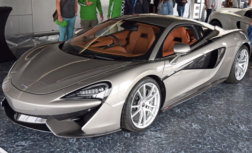 McLaren 570S na torze wyścigowym Nürburgring. Taką maszyną jeździł Tim Peake 