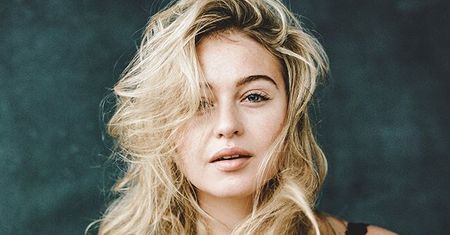 Iskra Lawrence wygina się przed fotografami. W bikini wygląda gorąco