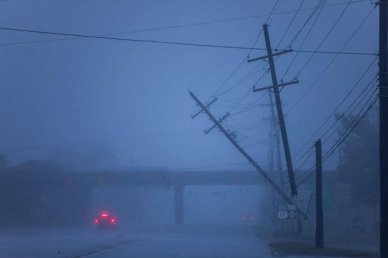 Huragan Florence uderzył w USA. Największym zagrożeniem ulewne deszcze, są pierwsze ofiary