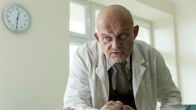 W filmie "Za niebieskimi drzwiami" Ferency grał lekarza. Wkrótce sam potrzebował opieki medycznej
