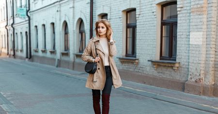 Eleganckie okrycie za niewielkie pieniądze – płaszcze i trencze