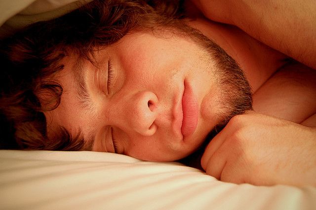 Jedną z przyczyn migreny jest brak wystarczającej ilości snu.